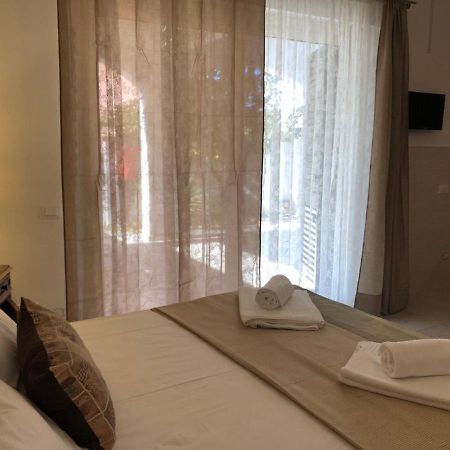 Odegos Mono & Trilo Bed & Breakfast Torre dell'Orso Bagian luar foto
