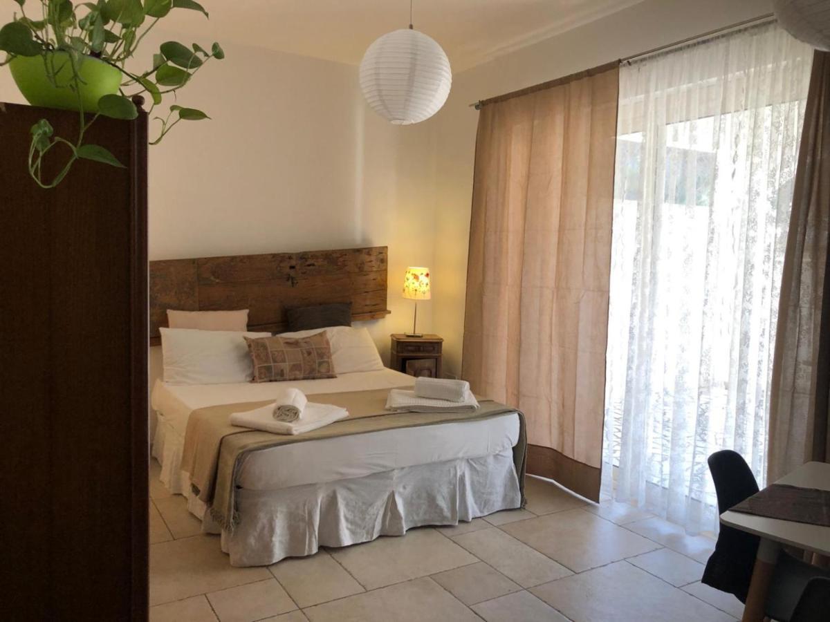 Odegos Mono & Trilo Bed & Breakfast Torre dell'Orso Bagian luar foto