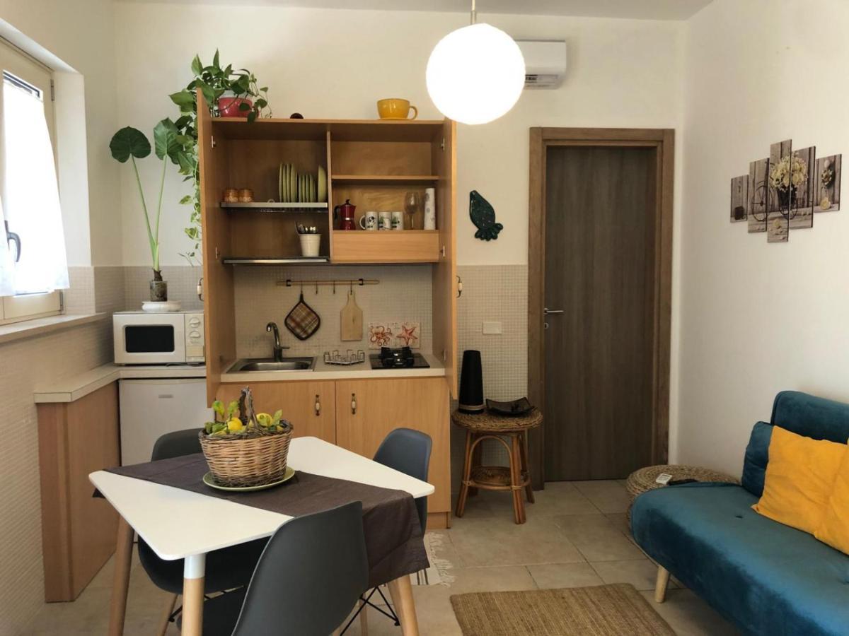 Odegos Mono & Trilo Bed & Breakfast Torre dell'Orso Bagian luar foto