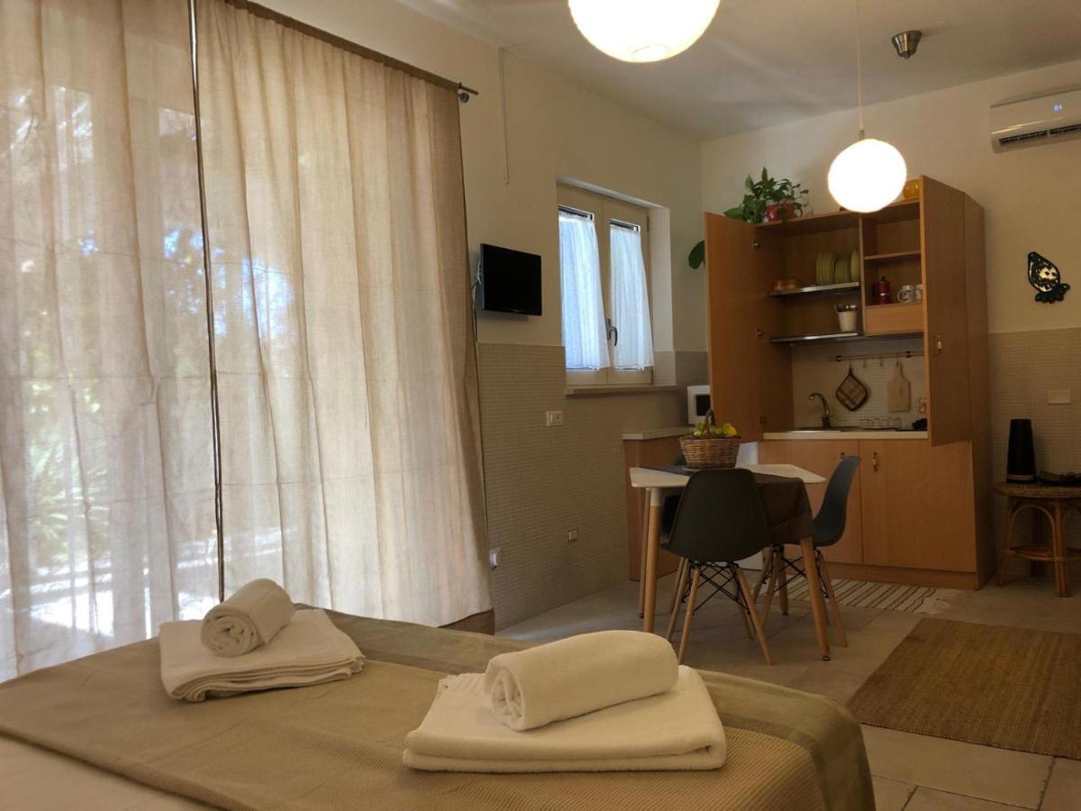 Odegos Mono & Trilo Bed & Breakfast Torre dell'Orso Bagian luar foto
