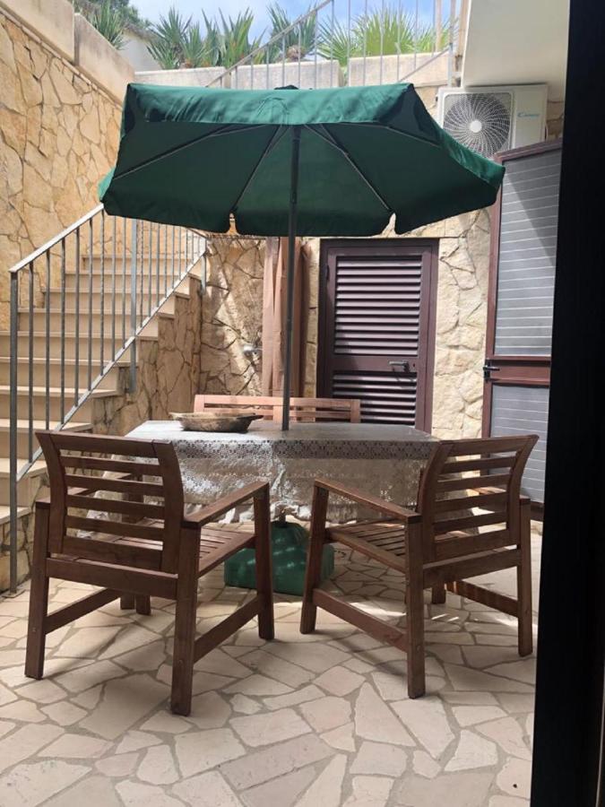 Odegos Mono & Trilo Bed & Breakfast Torre dell'Orso Bagian luar foto