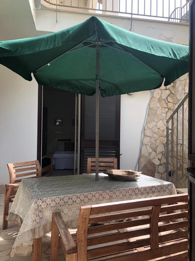 Odegos Mono & Trilo Bed & Breakfast Torre dell'Orso Bagian luar foto